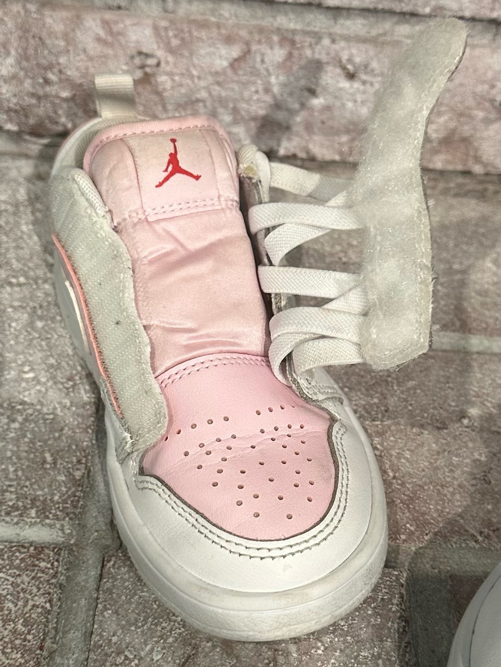 Nike Air Jordan Kids Low-Top Sneakers in Pink and White - Picture 4 of 5